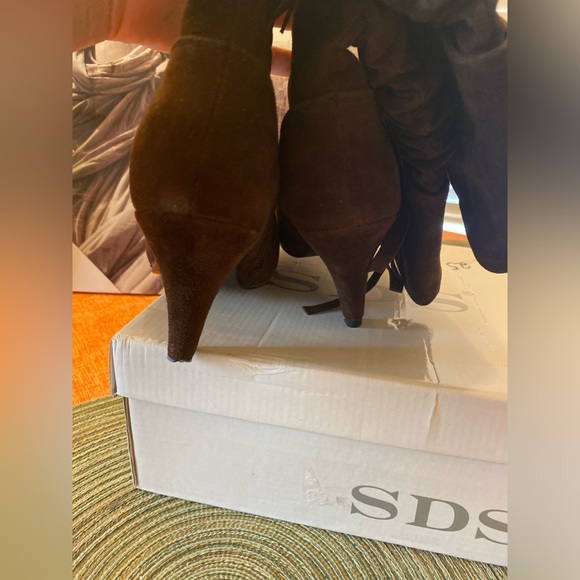 Genuine leather brown suede boots. - Picture 4 of 10